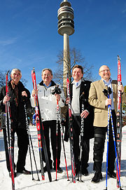 OB Christian Ude (2.v.l.) , frisch zurück aus Vancouver, eröffnete am 2702.2010 zuammen mit Olympiapark Chef Ralph Huber (re.) (Foto: Ingrid Grossmann)